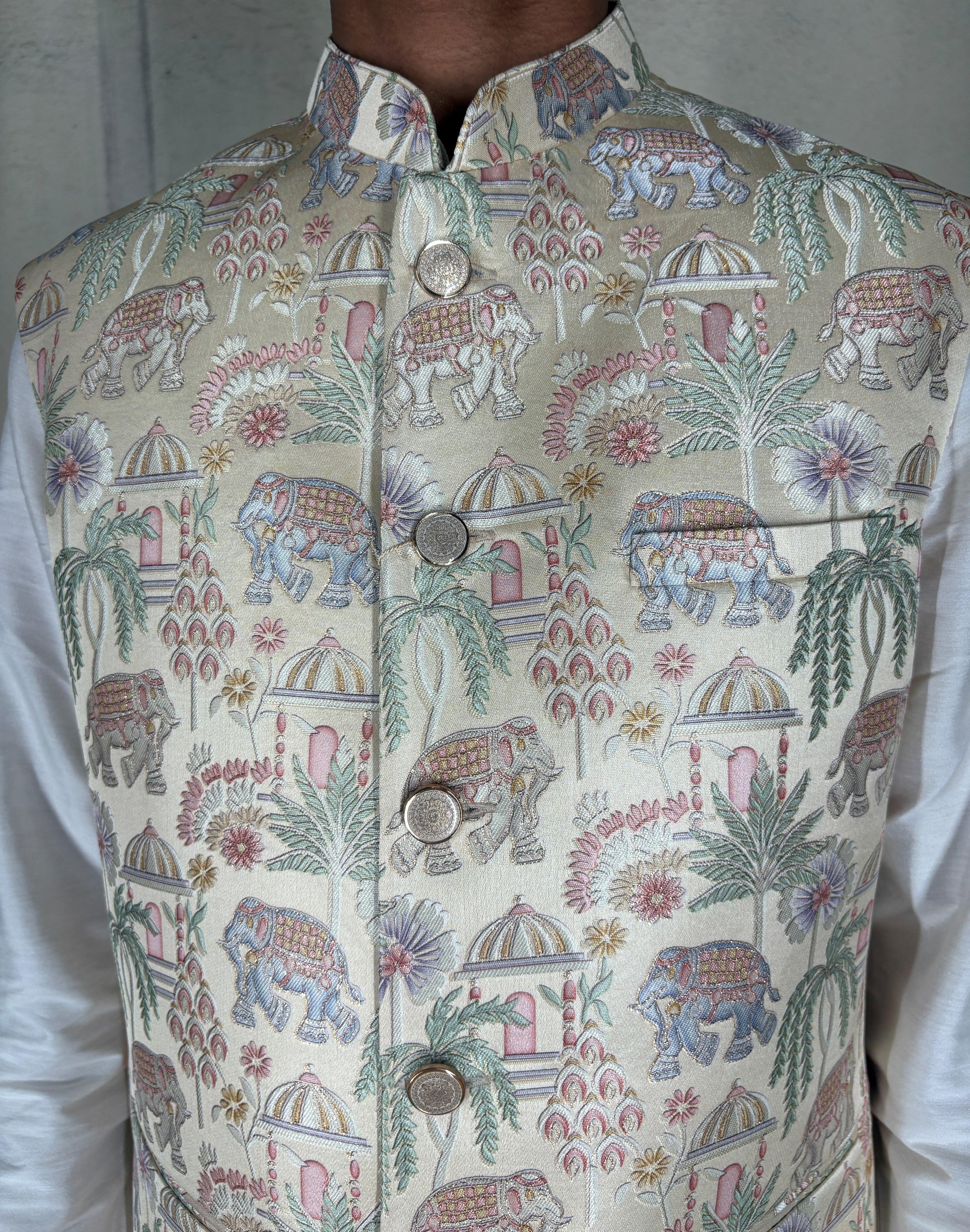Pink colour half sleeves bundi with allover printed motifs